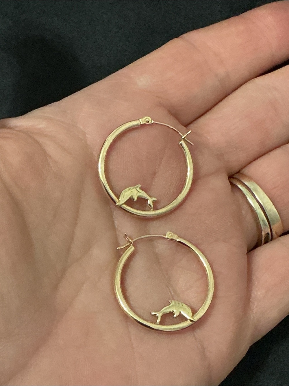 14K ORO Dolphin Hoop Earrings - Picture 9 of 9